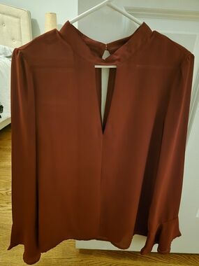 Romeo & Juliet Couture Deep Res Long Sleeve Keyhole Blouse - Size M